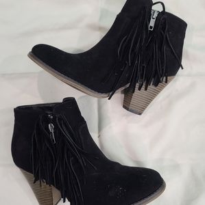 Black fringe Mia Lindsie bootie 8.5